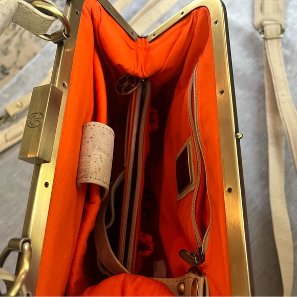 Elegant Cream Crocodile-Embossed Shoulder Bag - Picture 8 of 10